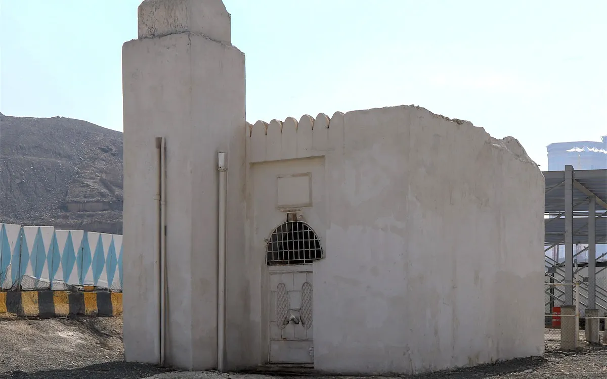 A clear view of the historic Bir Tuwa site, a significant landmark in Makkah.