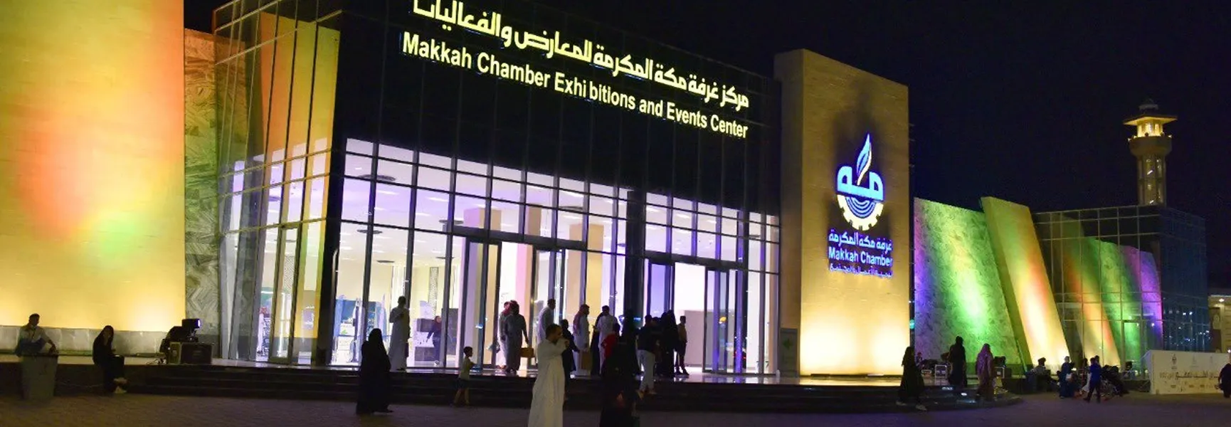 مجموعة من الناس خارج مبنى