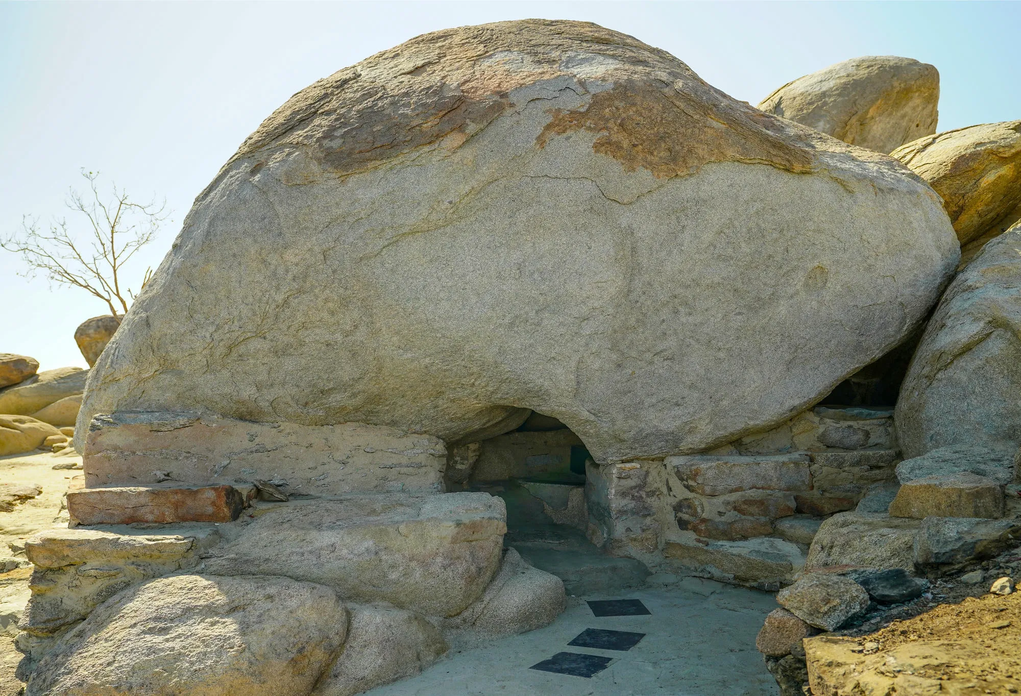 The main exterior rock structure of Ghar Thawr (Cave of Thawr) on the mountain.