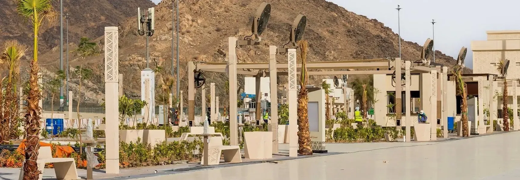 مجموعة من أطباق الأقمار الصناعية على أعمدة