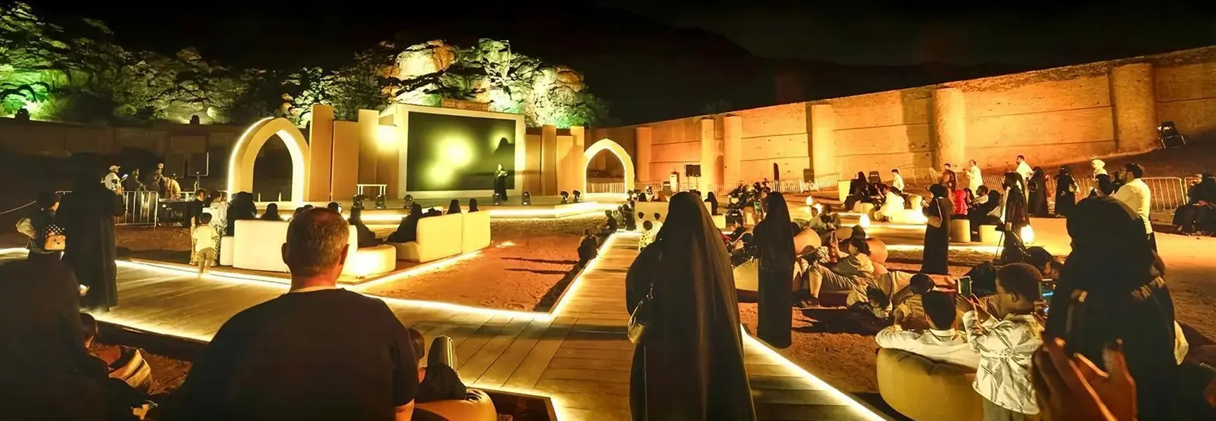 مجموعة من الناس يجلسون على خشبة المسرح