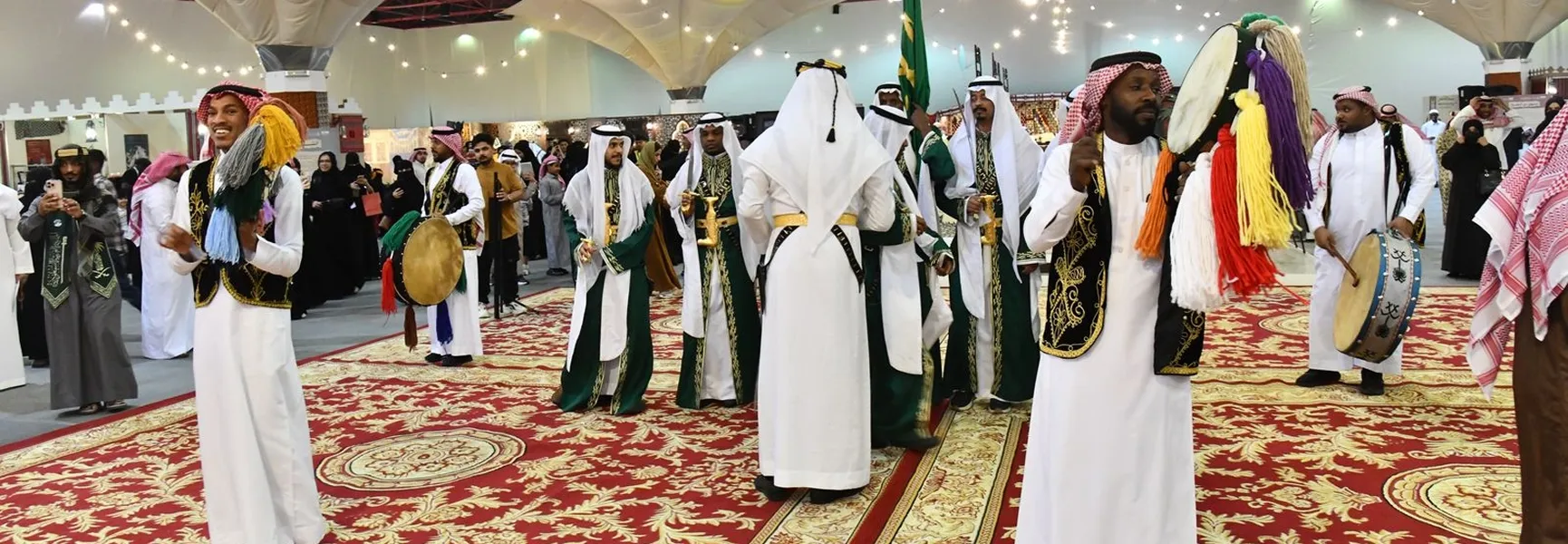 مجموعة من الرجال يرتدون أردية بيضاء وخضراء