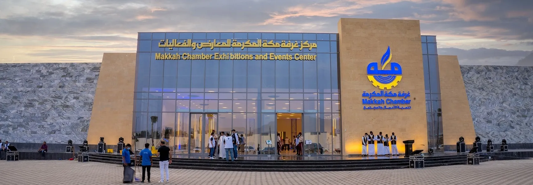 مجموعة من الأشخاص واقفين خارج مبنى