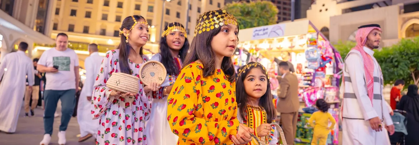 مجموعة من الفتيات في فساتين ملونة
